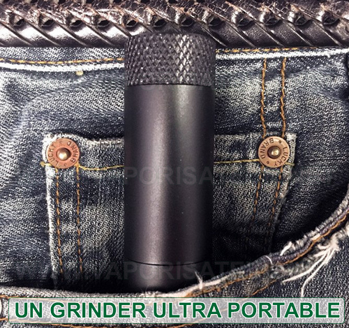 Un grinder stylo électronique PenSimple rangé dans la poche d'un jean