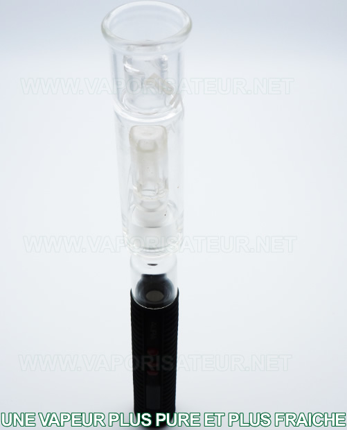 Vaporizer pen Aura Flowermate connecté au mini bubbler portable grâce à l'adaptateur water pipe
